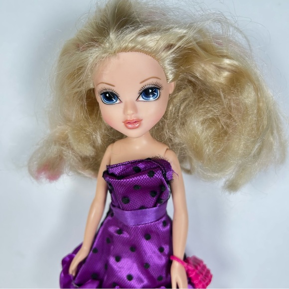 MGA Moxie Girlz Avery Doll With Shoes 2009 10" Dress And Access Pink Strips Hair - Picture 2 of 8